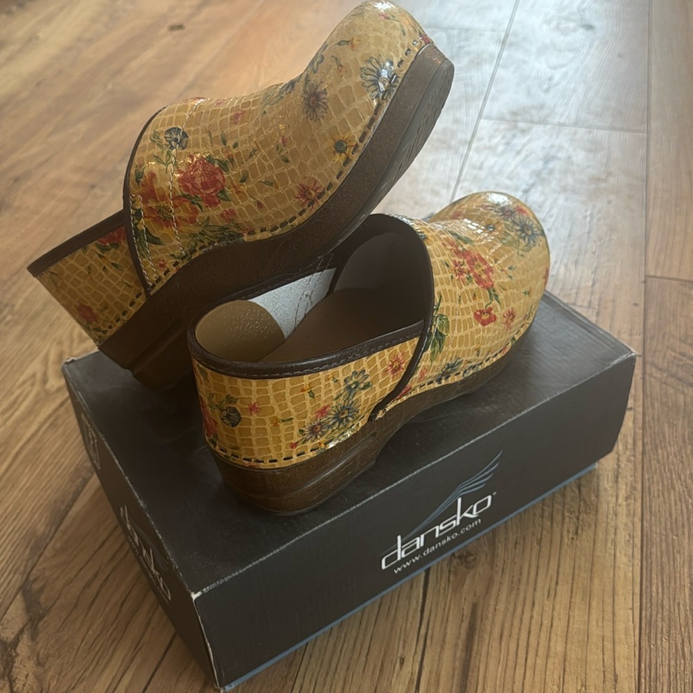 Dansko Clogs 
Women size 40(10)